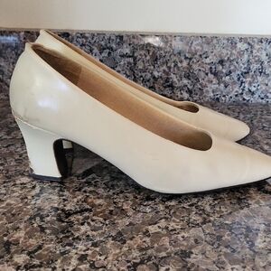 Soft Flexible Womens size 11 Elegant Cream Women's Heels